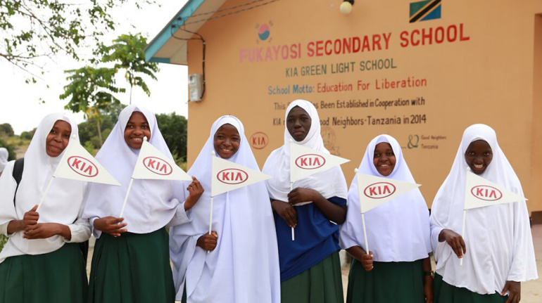 KIA передала властям Танзании новую школу в рамках программы KIA Green Light School